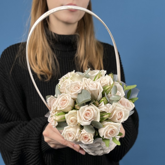 5 кустовых роз Роял Порцелина в корзине